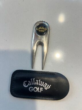 Callaway Silver Divot Tool with Black Logo Pouch